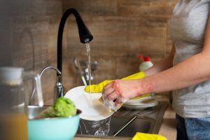cara cuci piring cepat dan bersih